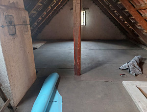 Zateplení stropu rodinného domu pomocí foukané izolace